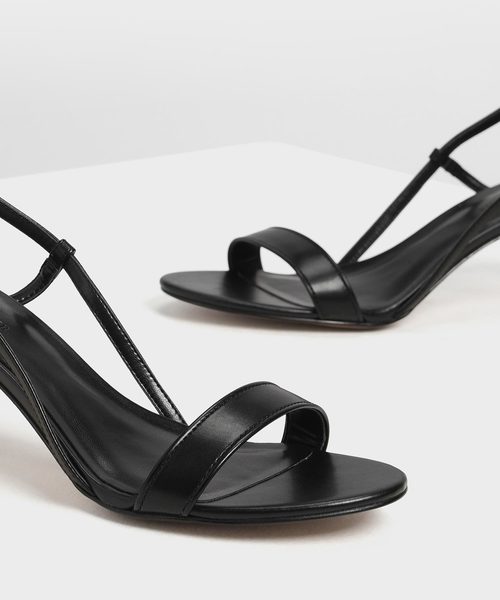 CHARLES & KEITH(チャールズ & キース)の「スカルプチャーヒール サンダル / Sculptural Heel Strappy Sandals(サンダル・レディース・ブラック/バーガンディー/ライトベージュ・22cm/22.5cm/23cm/23.5cm/24.5cm/25cm)」の7枚目の写真