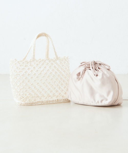 one after another NICE CLAUP（ワンアフターアナザーナイスクラップ）の「巾着セットきらきら編みバッグ（ハンドバッグ・レディース・アイボリー/ラベンダー・FREE）」の2枚目の写真