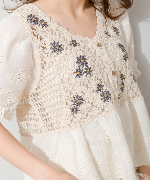 SpRay（スプレイ）の「刺繍スカラップブラウス（シャツ/ブラウス・レディース・ベージュ/オフホワイト・FREE）」の2枚目の写真