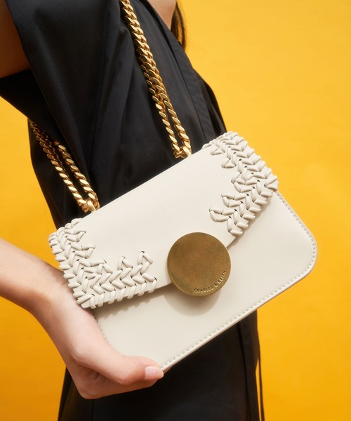 CHARLES & KEITH(チャールズ & キース)の「ウーブンダブルチェーン ハンドルバッグ / Woven Double Chain Handle Bag(ショルダーバッグ・レディース・セージグリーン/ホワイト系その他/チョコ・S)」の4枚目の写真