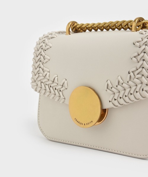 CHARLES & KEITH(チャールズ & キース)の「ウーブンダブルチェーン ハンドルバッグ / Woven Double Chain Handle Bag(ショルダーバッグ・レディース・セージグリーン/ホワイト系その他/チョコ・S)」の9枚目の写真