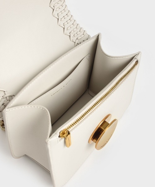 CHARLES & KEITH(チャールズ & キース)の「ウーブンダブルチェーン ハンドルバッグ / Woven Double Chain Handle Bag(ショルダーバッグ・レディース・セージグリーン/ホワイト系その他/チョコ・S)」の10枚目の写真