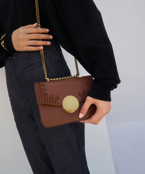 CHARLES & KEITH(チャールズ & キース)の「ウーブンダブルチェーン ハンドルバッグ / Woven Double Chain Handle Bag(ショルダーバッグ・レディース・セージグリーン/ホワイト系その他/チョコ・S)」の13枚目の写真