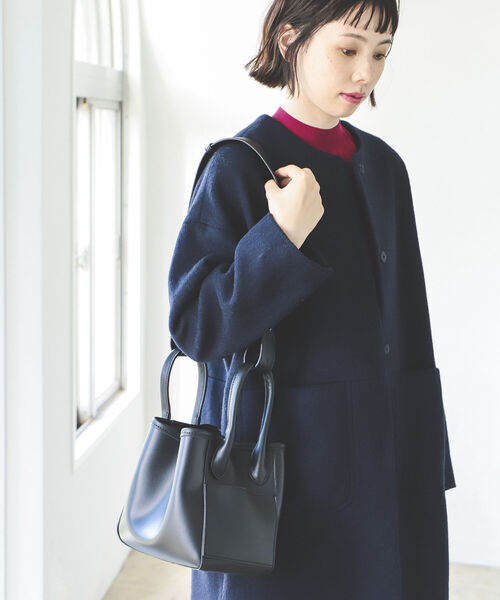 BEAMS LIGHTS(ビームスライツ)の「BEAMS LIGHTS / 2WAY キューブ BAG(ショルダーバッグ・レディース・ブラック/ベージュ・ONE SIZE)」の1枚目の写真