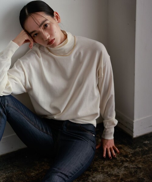 LOVELESS（ラブレス）の「チェーン付き オーバータートルニット（ニット/セーター・レディース・オフホワイト/ブラウン系その他5/ブルー系その他4・36）」の2枚目の写真