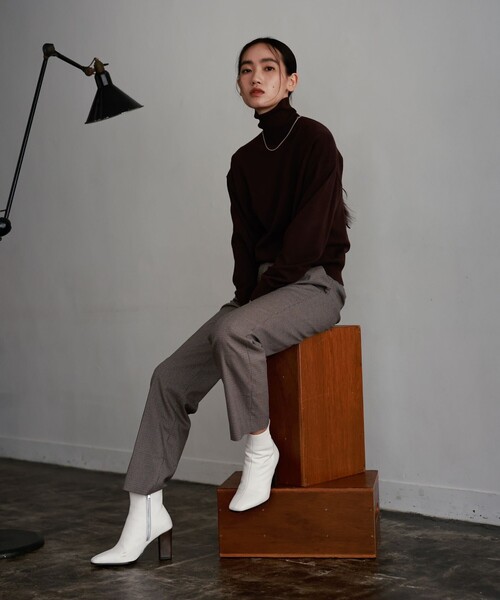 LOVELESS（ラブレス）の「チェーン付き オーバータートルニット（ニット/セーター・レディース・オフホワイト/ブラウン系その他5/ブルー系その他4・36）」の4枚目の写真