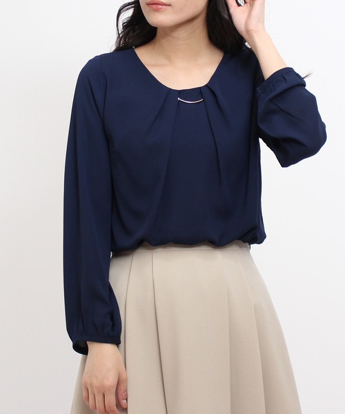 TRUDEA(トルディア)の「金具使いジョーゼットブラウス(シャツ/ブラウス・レディース・ピンクベージュ/ブラック/ライトグレー/モカ/ホワイト/ネイビー・LARGE/MEDIUM/SMALL)」の2枚目の写真