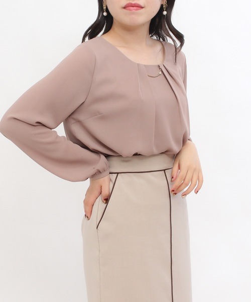 TRUDEA(トルディア)の「金具使いジョーゼットブラウス(シャツ/ブラウス・レディース・ピンクベージュ/ブラック/ライトグレー/モカ/ホワイト/ネイビー・LARGE/MEDIUM/SMALL)」の5枚目の写真