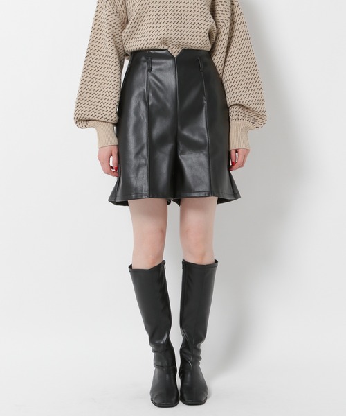 mysty woman(ミスティウーマン)の「フェイクレザーショートパンツ 261738(その他パンツ・レディース・ブラック/ベージュ/アイボリー・FREE)」の4枚目の写真