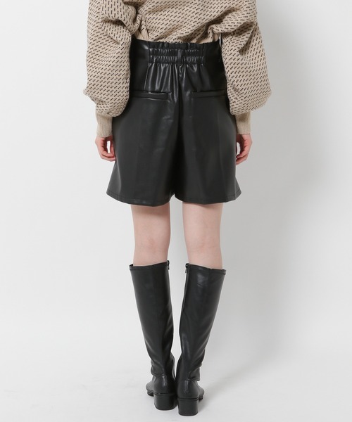 mysty woman(ミスティウーマン)の「フェイクレザーショートパンツ 261738(その他パンツ・レディース・ブラック/ベージュ/アイボリー・FREE)」の8枚目の写真