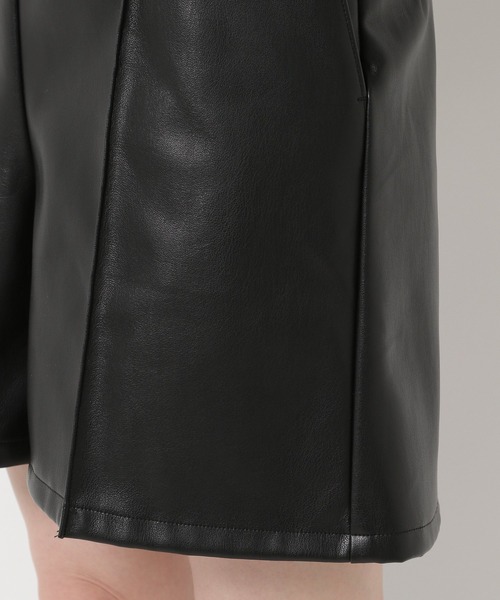 mysty woman(ミスティウーマン)の「フェイクレザーショートパンツ 261738(その他パンツ・レディース・ブラック/ベージュ/アイボリー・FREE)」の9枚目の写真