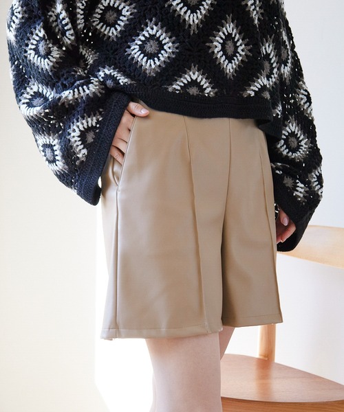 mysty woman(ミスティウーマン)の「フェイクレザーショートパンツ 261738(その他パンツ・レディース・ブラック/ベージュ/アイボリー・FREE)」の20枚目の写真