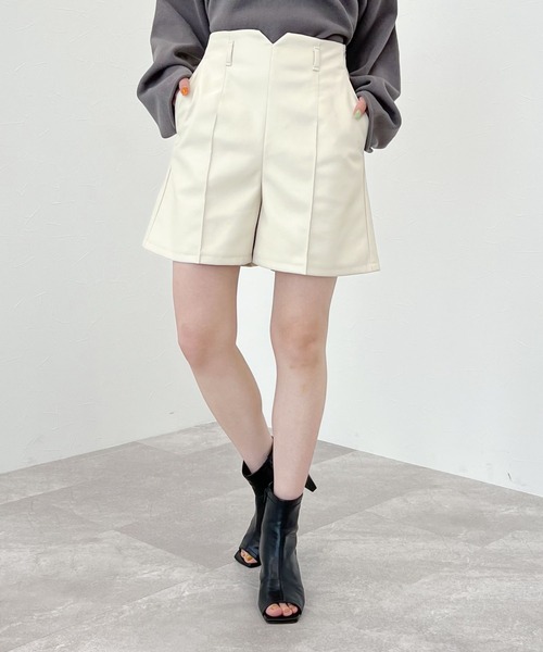 mysty woman(ミスティウーマン)の「フェイクレザーショートパンツ 261738(その他パンツ・レディース・ブラック/ベージュ/アイボリー・FREE)」の22枚目の写真