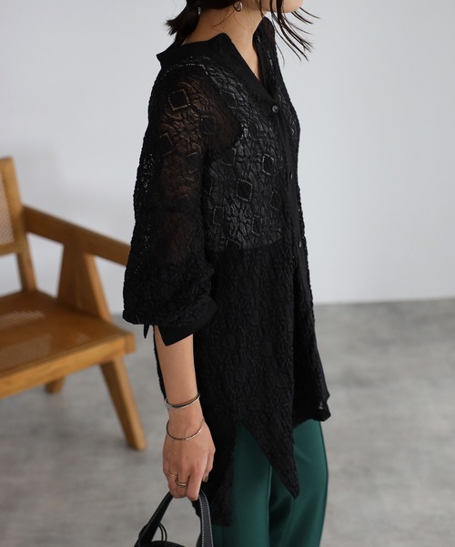 mi via loca（ミヴィアロカ）の「レースバンドカラーシャツ（シャツ/ブラウス・レディース・ブラック/オフホワイト・FREE）」の6枚目の写真