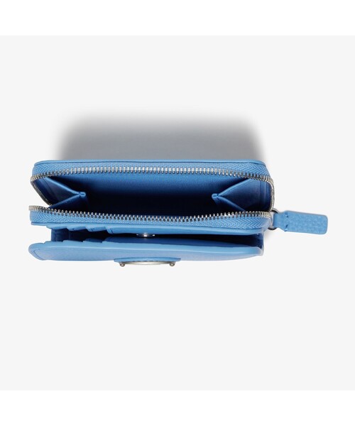 LACOSTE（ラコステ）の「オリジンクロック メタルプレートスモールジップウォレット（財布・レディース・ライトブルー・FREE）」の2枚目の写真