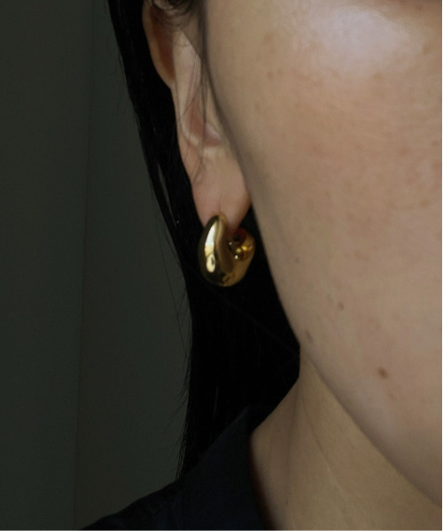 Ameri(アメリ)の「DEFORMED SHAPE PETIT PIERCE(ピアス(両耳用)・レディース・シルバー/ゴールド・FREE)」の2枚目の写真