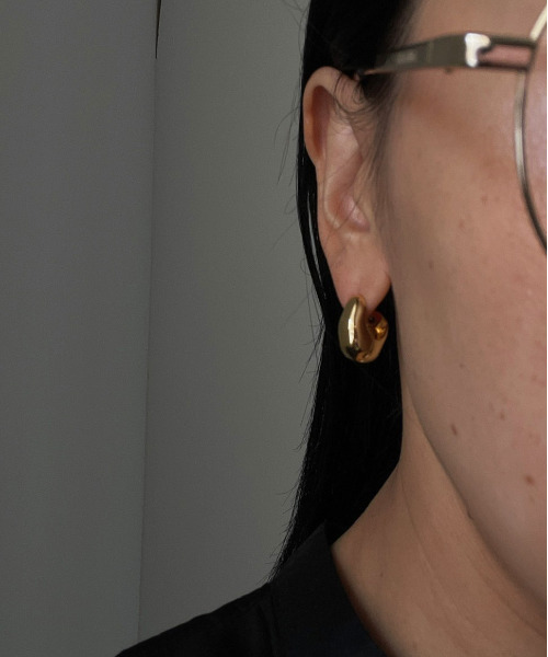 Ameri(アメリ)の「DEFORMED SHAPE PETIT PIERCE(ピアス(両耳用)・レディース・シルバー/ゴールド・FREE)」の3枚目の写真