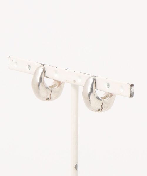 Ameri(アメリ)の「DEFORMED SHAPE PETIT PIERCE(ピアス(両耳用)・レディース・シルバー/ゴールド・FREE)」の7枚目の写真