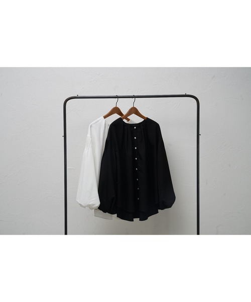 KOH.style（コースタイル）の「パールボタンタックブラウス（シャツ/ブラウス・レディース・オフホワイト/ブラック・FREE）」の13枚目の写真