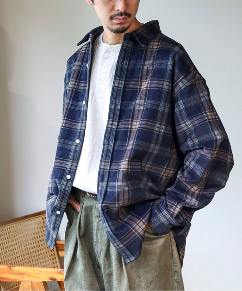 JOURNAL STANDARD（ジャーナルスタンダード）の「コーデュロイチェック レギュラーシャツ（シャツ/ブラウス・メンズ・モカ/ブラウン系その他/ダークブルー/コバルトブルー・MEDIUM/LARGE）」の4枚目の写真