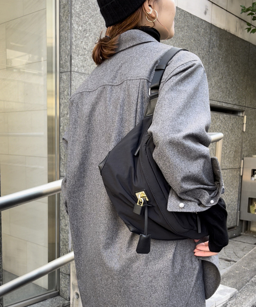 Spick & Span（スピックアンドスパン）の「【ACTIVO mica della valle/アクティヴォ ミカデラヴァッレ】fionda（ショルダーバッグ・レディース・ブラック/キャメル・FREE）」の7枚目の写真