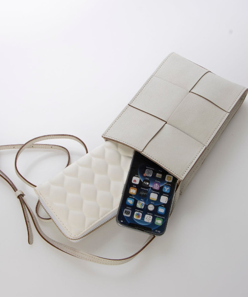 perche（ペルケ）の「ペルケ perche / イントレチャート姫路レザーショルダー（ショルダーバッグ・レディース・ブラック/ブルー/シルバー/ライトグレー/グリーン/ピンク/イエロー/ダークグリーン/サックスブルー/パープル/アイボリー/ベージュ系その他2・FREE）」の2枚目の写真