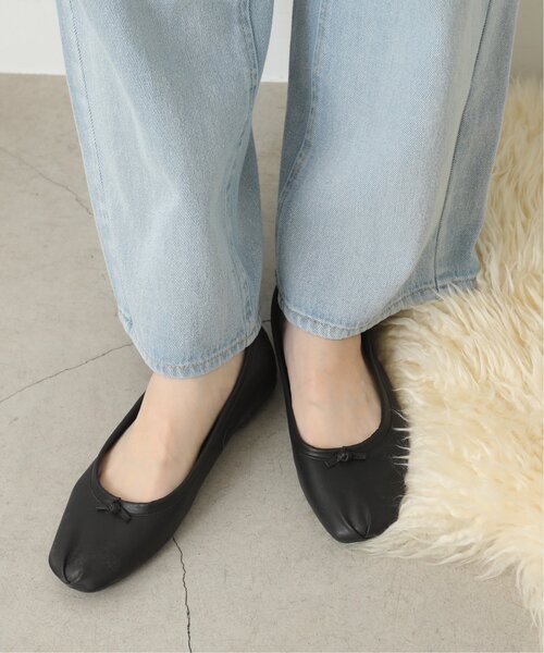 RAY CASSIN(レイカズン)の「M/L パイピングフラットシューズ(バレエシューズ・レディース・シルバー/ブラック/ベージュ・MEDIUM/LARGE)」の2枚目の写真