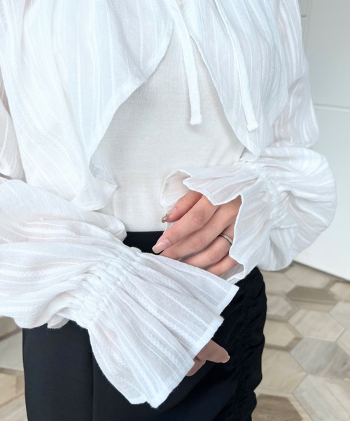 moment+(モーメントプラス)の「【累計販売枚数2万枚突破!】ドビーストライプ2WAYスリーブ クロップド丈ショートカーデブラウス(カーディガン/ボレロ・レディース・ナチュラル/アイボリー/ブラック・M/L)」の6枚目の写真