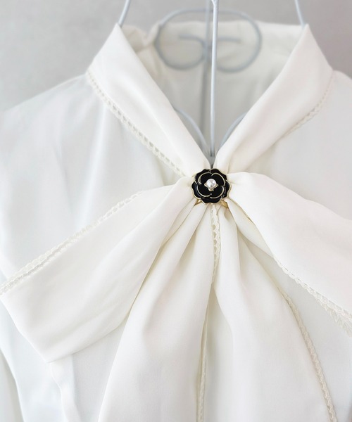 apres jour（アプレジュール）の「【apres jour×ARIAZ】フラワーデザインボウタイスカーフリング（ストール/ショール・レディース・ホワイト/ブラック・FREE）」の2枚目の写真