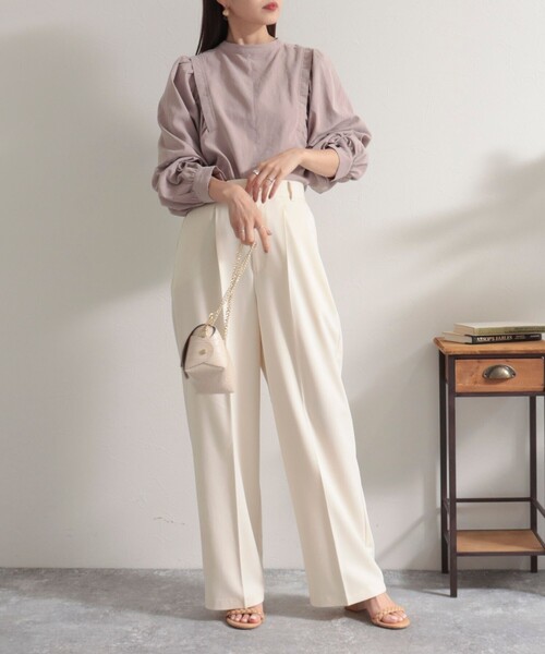 fredy emue（フレディエミュ）の「チノライクタックパンツ（スラックス・レディース・ベージュ/ネイビー/アイボリー・36/38）」の7枚目の写真