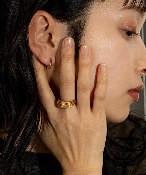 voov（ブーブ）の「【金属アレルギー対応】幅広 ライン リング サージカル 指輪 デイリー オケージョン（リング・レディース・ゴールド/シルバー・11号）」の2枚目の写真