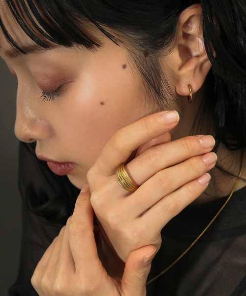 voov（ブーブ）の「【金属アレルギー対応】幅広 ライン リング サージカル 指輪 デイリー オケージョン（リング・レディース・ゴールド/シルバー・11号）」の3枚目の写真