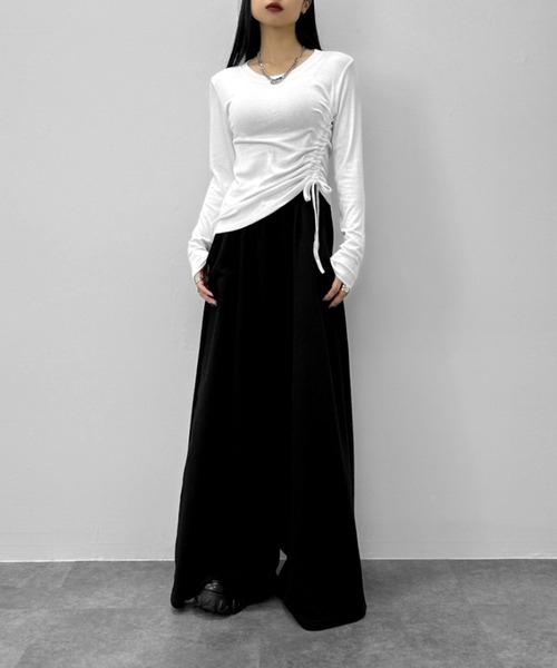 LVEU.(ラブユ.)の「【LVEU.】アシメシャーリングデザイントップス / トップス カットソー アシンメトリー アシメ シャーリング クルーネック ブラック ホワイト ZOZOTOWN限定(Tシャツ/カットソー・レディース・ホワイト/ブラック・FREE)」の3枚目の写真