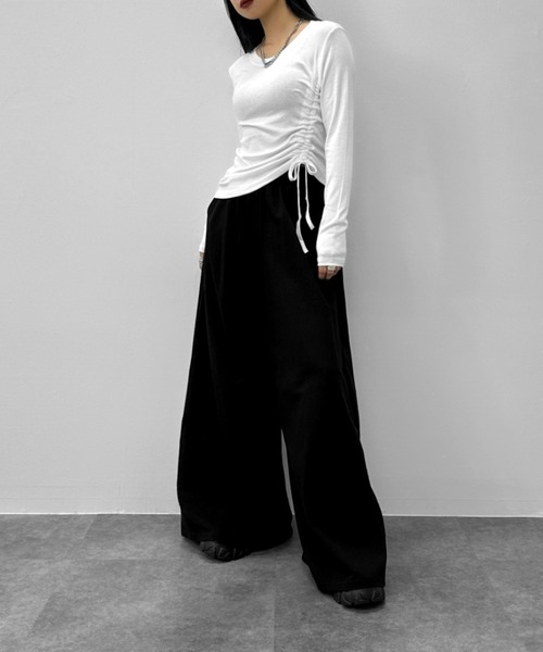 LVEU.(ラブユ.)の「【LVEU.】アシメシャーリングデザイントップス / トップス カットソー アシンメトリー アシメ シャーリング クルーネック ブラック ホワイト ZOZOTOWN限定(Tシャツ/カットソー・レディース・ホワイト/ブラック・FREE)」の5枚目の写真