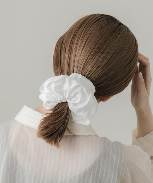 SMELLY（スメリー）の「ボリュームシュシュ（ヘアゴム・レディース・ブラック/ホワイト・-）」の2枚目の写真