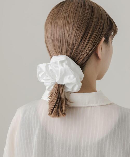 SMELLY（スメリー）の「ボリュームシュシュ（ヘアゴム・レディース・ブラック/ホワイト・-）」の5枚目の写真