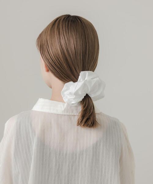 SMELLY（スメリー）の「ボリュームシュシュ（ヘアゴム・レディース・ブラック/ホワイト・-）」の6枚目の写真