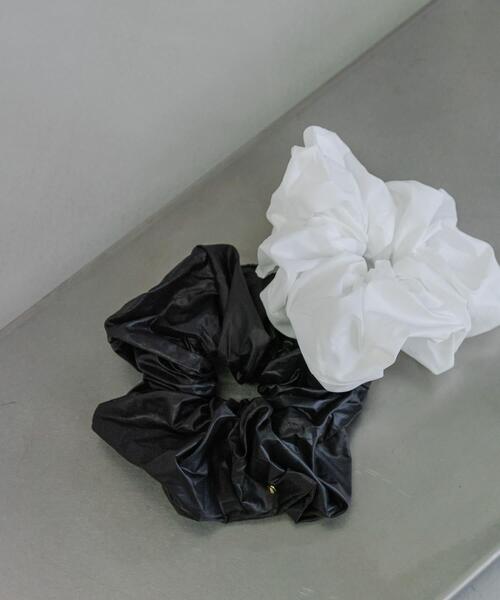 SMELLY（スメリー）の「ボリュームシュシュ（ヘアゴム・レディース・ブラック/ホワイト・-）」の13枚目の写真