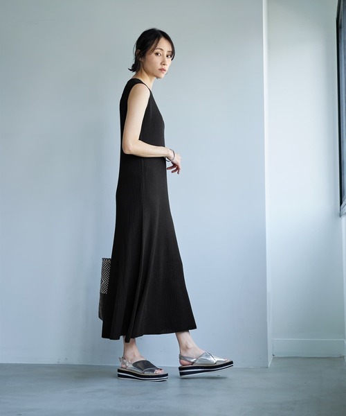 STYLE DELI（スタイルデリ）の「【ドライ質感】リブ編みマーメイドワンピース（ワンピース・レディース・チョコ/ネイビー/ブラック・SMALL/MEDIUM）」の6枚目の写真