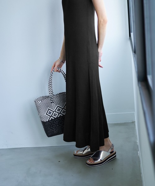 STYLE DELI(スタイルデリ)の「【ドライ質感】リブ編みマーメイドワンピース(ワンピース・レディース・チョコ/ネイビー/ブラック・SMALL/MEDIUM)」の6枚目の写真