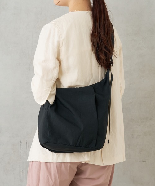 BIRTHDAY BAR（バースデイバー）の「LIGHT NYLON SHOULDER（ショルダーバッグ・レディース・ベージュ/ブラック/グレー・0）」の2枚目の写真