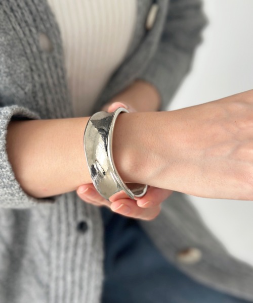 sowang(ソワン)の「ニュアンスワイドバングル-nuance wide bangle-(バングル/リストバンド・レディース・ゴールド/シルバー・FREE)」の3枚目の写真