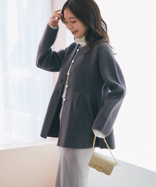 La boutique BonBon（ラブティックボンボン）の「ハイクオリティヘアリーウールニットペプラムジャケット（その他アウター・レディース・チャコールグレー/ライトベージュ・FREE）」の4枚目の写真