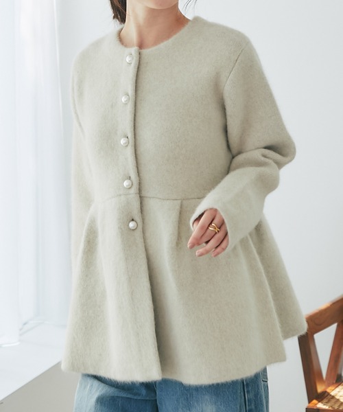 La boutique BonBon（ラブティックボンボン）の「ハイクオリティヘアリーウールニットペプラムジャケット（その他アウター・レディース・チャコールグレー/ライトベージュ・FREE）」の2枚目の写真