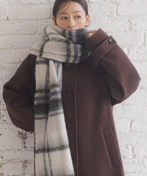 LAKOLE（ラコレ）の「ブークレーチェックマフラー / 138789（マフラー・レディース・オレンジ/オフホワイト/ブルー・FREE）」の2枚目の写真