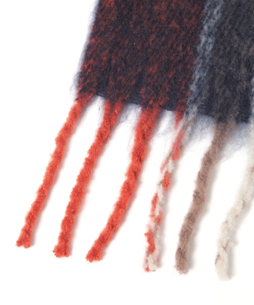 LAKOLE（ラコレ）の「ブークレーチェックマフラー / 138789（マフラー・レディース・オレンジ/オフホワイト/ブルー・FREE）」の4枚目の写真