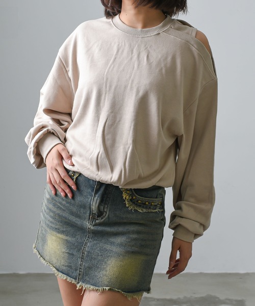 .KOM（ドットコム）の「A'GEM/9 × .kom 『.kom/ドットケーオーエム』オープンショルダートップス（Tシャツ/カットソー・レディース・アイボリー/ブラック/グレー/ベージュ/パープル・FREE）」の4枚目の写真