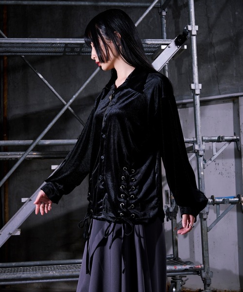Ellno Loset（エルノロゼット）の「Wレースアップベロアシャツ（シャツ