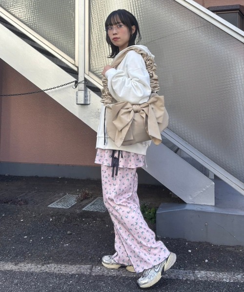 Candy Stripper（キャンディストリッパー）の「RIBBON GATHER 2WAY バッグ（ショルダーバッグ・レディース・ブラック/ライトベージュ・FREE）」の6枚目の写真