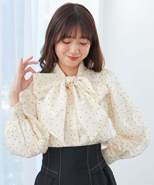 MAJESTIC LEGON(マジェスティックレゴン)の「バリエボウタイブラウス(シャツ/ブラウス・レディース・アイボリー/オフホワイト/ホワイト系その他/ブルー系その他2/ホワイト系その他2・MEDIUM)」の3枚目の写真